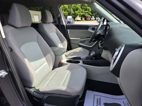 Used 2025 Kia Soul LX w/ LX Technology Package FWD image 19