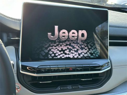 Certified 2023 Jeep Compass Limited image 32