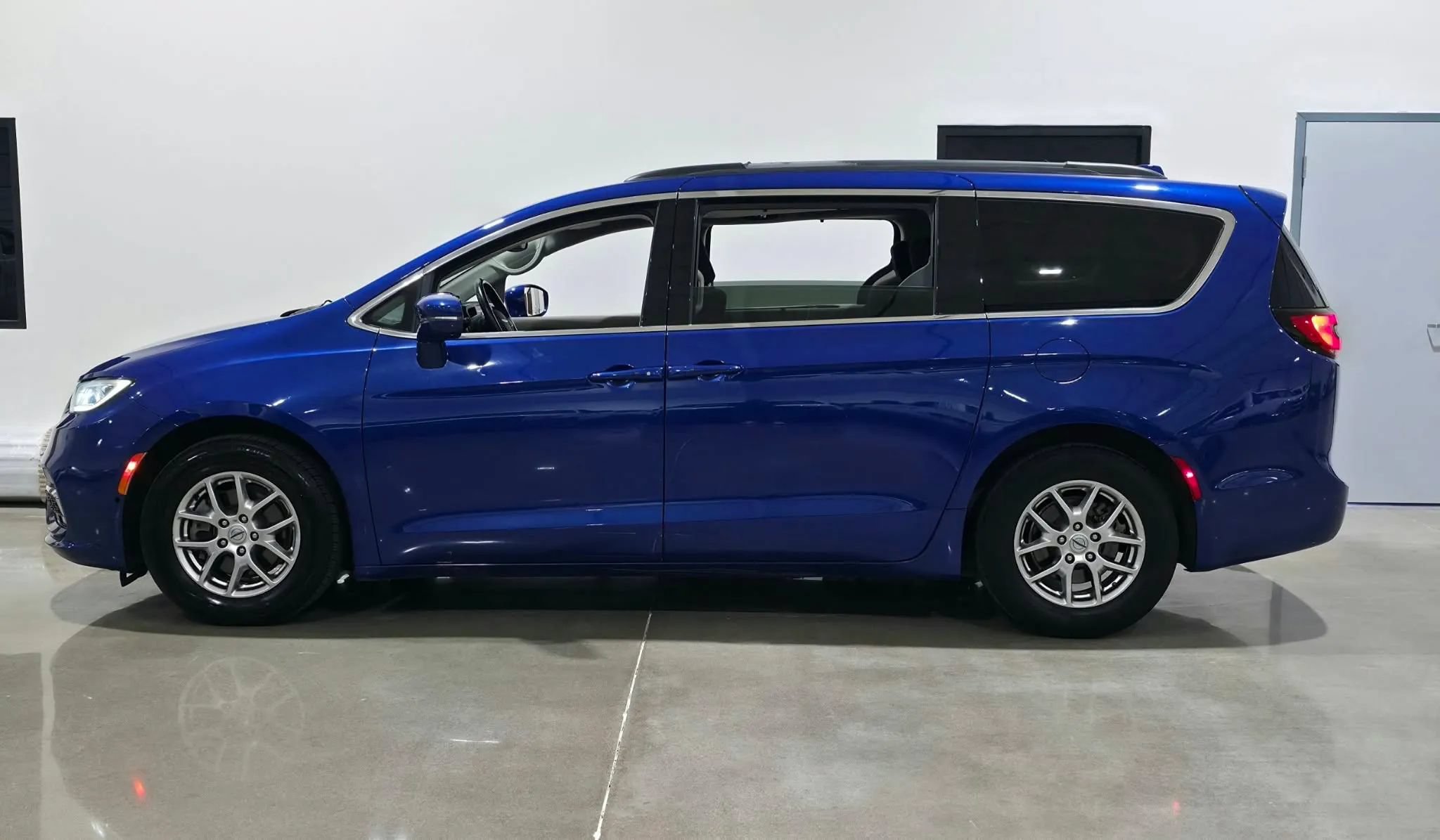 Used 2021 Chrysler Pacifica Touring w/ Cold Weather Group FWD image 7