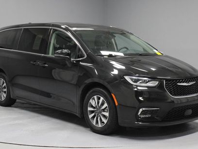 Used 2023 Chrysler Pacifica Touring-L
