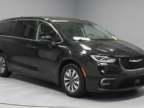 Used 2023 Chrysler Pacifica Touring-L FWD image 1