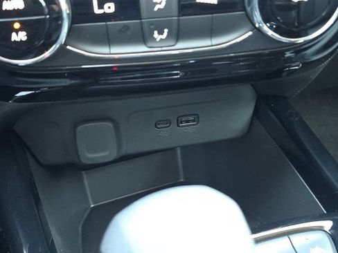 Used 2025 Chevrolet Trax LT FWD image 29