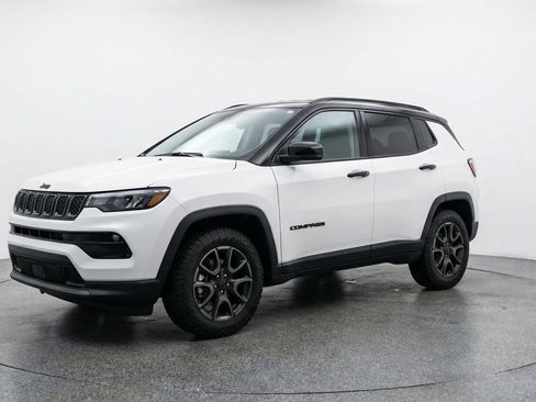 Used 2025 Jeep Compass Trailhawk image 3