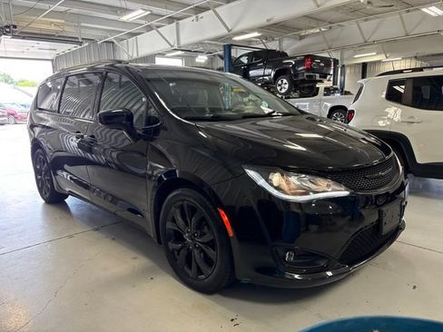 Used 2020 Chrysler Pacifica Touring-L Plus w/ S Appearance Package FWD image 12