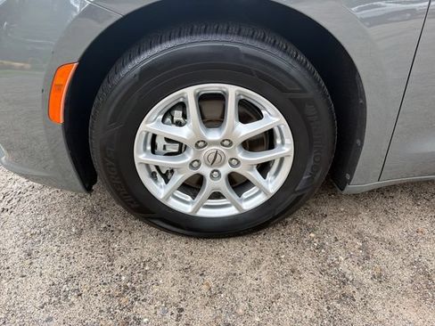 Used 2022 Chrysler Pacifica Touring-L FWD image 30