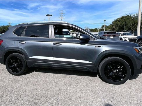 Certified 2022 Volkswagen Taos SE w/ Panoramic Sunroof Package image 4