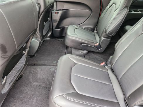 Used 2025 Chrysler Pacifica Select image 12
