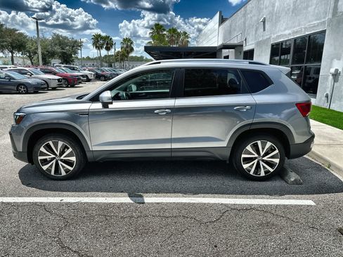 Used 2024 Volkswagen Taos SE FWD image 5