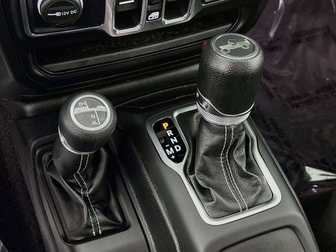 Used 2018 Jeep Wrangler Unlimited Sahara AWD/4WD image 21
