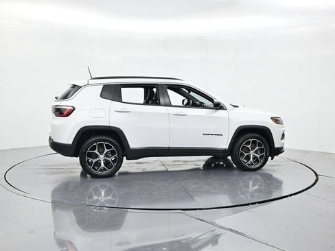 Used 2024 Jeep Compass Latitude AWD/4WD image 2