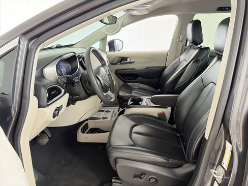 Used 2023 Chrysler Pacifica Touring-L FWD image 6