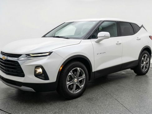 Used 2025 Chevrolet Blazer LT image 3