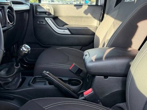 Used 2018 Jeep Wrangler Rubicon w/ Cold Weather Group AWD/4WD image 23