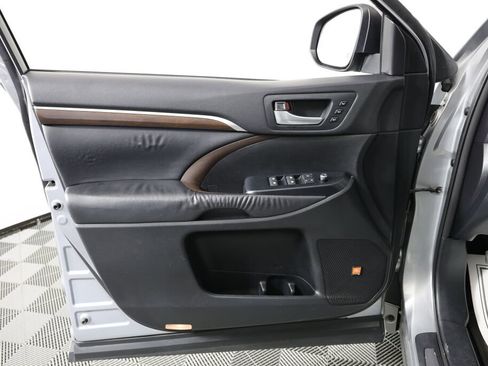 Used 2014 Toyota Highlander Limited Platinum image 12