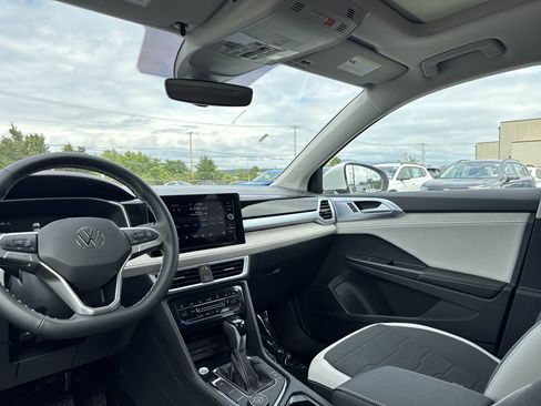 New 2025 Volkswagen Taos SE image 15