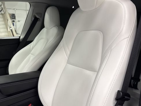 Used 2024 Tesla Model Y 2WD image 5