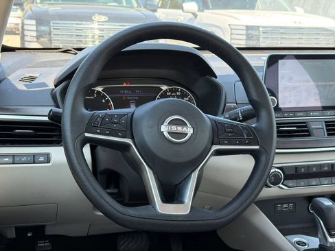 Used 2025 Nissan Altima 2.5 SV FWD image 18