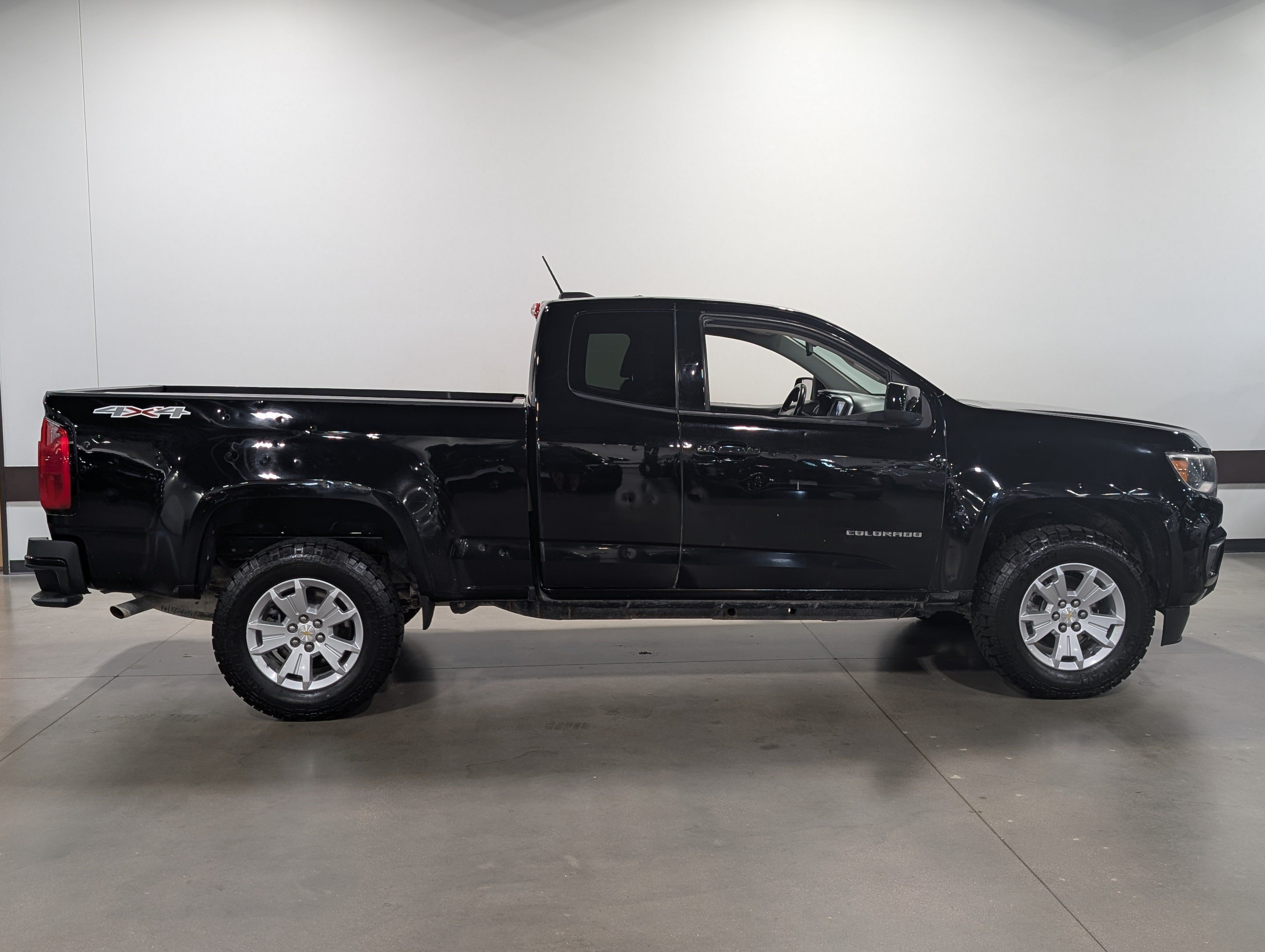 Used 2022 Chevrolet Colorado LT AWD/4WD image 2