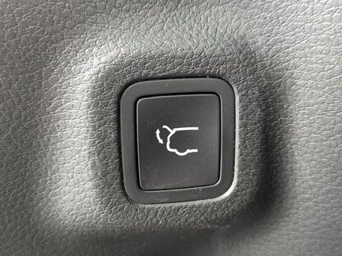 Used 2023 Jeep Compass Latitude w/ Sun and Sound Group AWD/4WD image 13