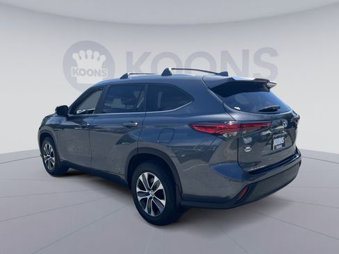 Used 2023 Toyota Highlander XLE AWD/4WD image 4