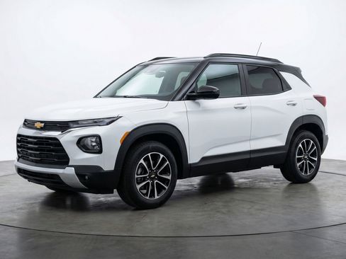 Used 2025 Chevrolet TrailBlazer LT AWD/4WD image 3