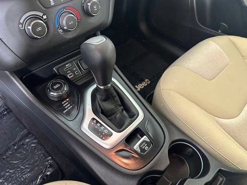 Used 2017 Jeep Cherokee Sport AWD/4WD image 29