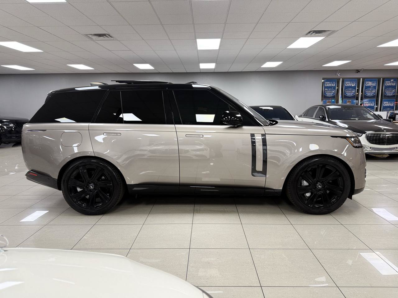 Used 2023 Land Rover Range Rover SE AWD/4WD image 3