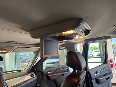 Used 2011 Cadillac Escalade Luxury image 28