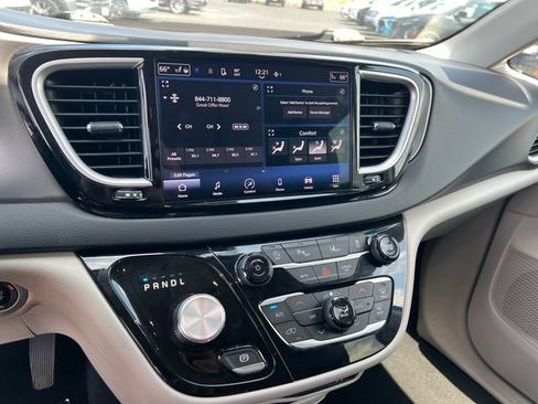 Used 2023 Chrysler Pacifica Touring-L FWD image 17
