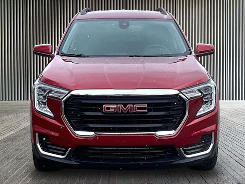 Used 2024 GMC Terrain SLE w/ Driver Convenience Package image 4
