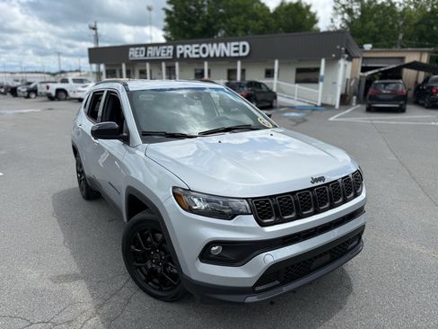 Used 2026 Jeep Compass Latitude AWD/4WD image 13