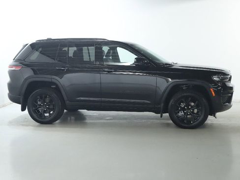 Used 2025 Jeep Grand Cherokee Altitude AWD/4WD image 11