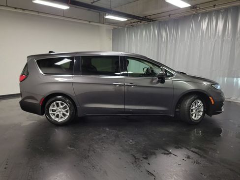 Used 2023 Chrysler Pacifica Touring-L FWD image 9
