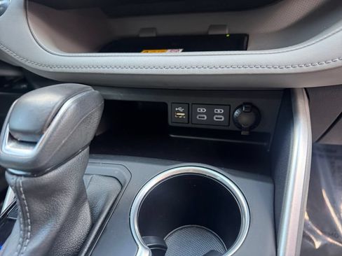 Used 2024 Toyota Highlander XLE AWD/4WD image 18