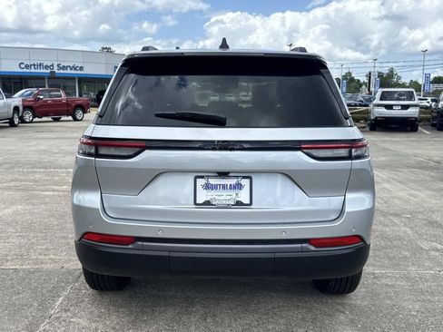 New 2026 Jeep Grand Cherokee Altitude RWD image 5