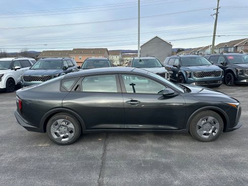 New 2025 Kia K4 LX image 4