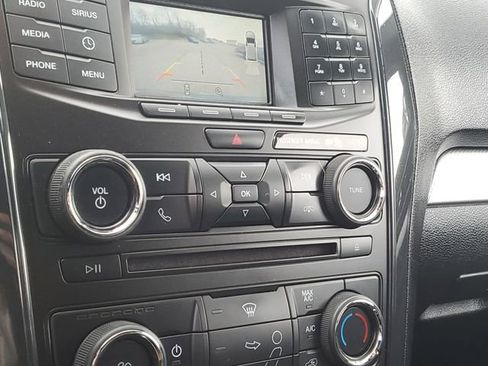 Used 2017 Ford Explorer XLT image 19