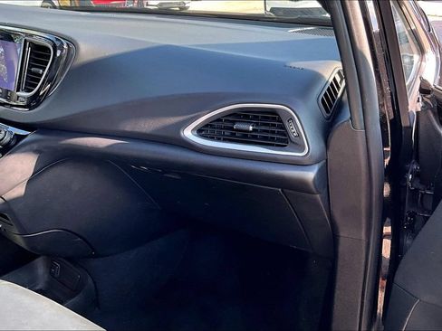 Used 2025 Chrysler Pacifica Select FWD image 19