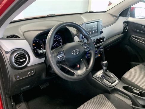 Used 2019 Hyundai Kona SE image 2