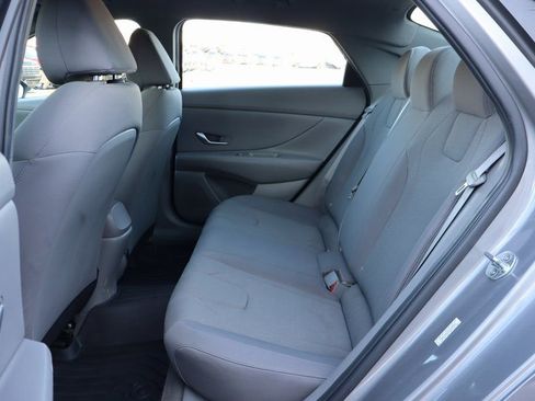 Used 2021 Hyundai Elantra SE image 16