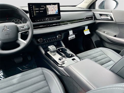 New 2025 Mitsubishi Outlander AWD image 25