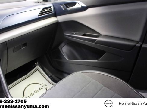 Used 2023 Volkswagen Taos SE w/ Panoramic Sunroof Package FWD image 11