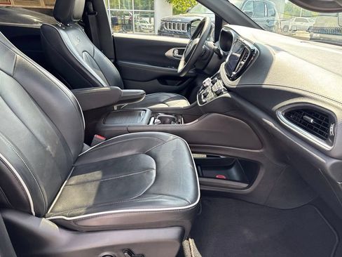 Used 2025 Chrysler Pacifica Limited FWD image 25