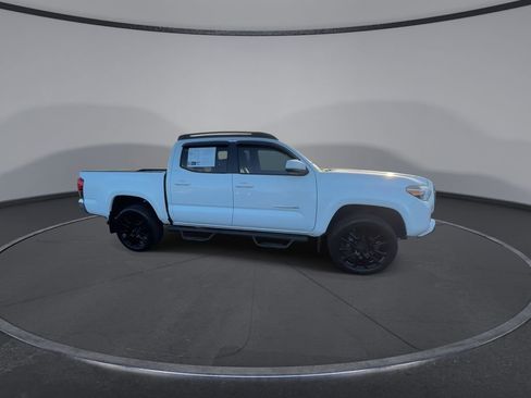 Used 2020 Toyota Tacoma SR5 RWD image 2