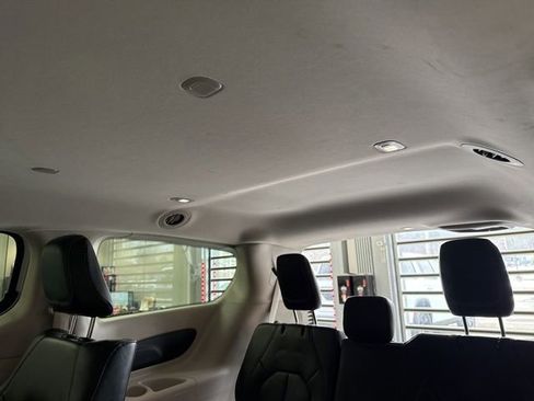 Used 2024 Chrysler Pacifica Select image 35