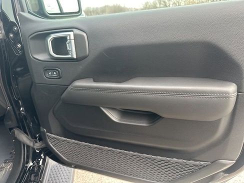 Used 2023 Jeep Wrangler Sahara image 43