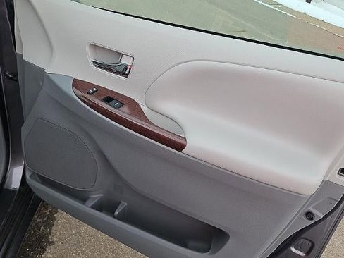 Used 2012 Toyota Sienna XLE image 16