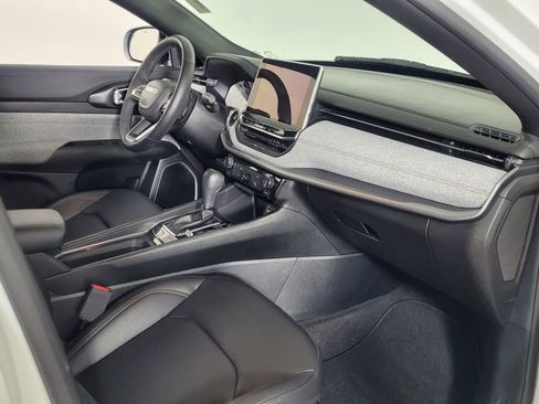 Used 2024 Jeep Compass Latitude image 31