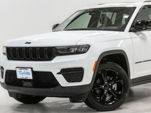 Used 2023 Jeep Grand Cherokee Altitude image 2