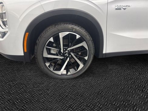 New 2025 Mitsubishi Outlander SE image 14
